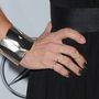 Constance Zimmer színésznő arany gyűrűkkel kombinálta az ezüst karkötőt egy hollywoodi eseményen.



