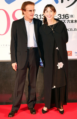 Fekete kezeslábasban pózolt Jean Paul Belmondo mellett a 73. Velencei Filmfesztiválon.

