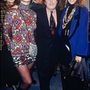 Magasított nyakú, mintás miniruhában pózolt Emmanuel Ungaro és Marisa Berenson oldalán az 1992-es párizsi haute couture héten.
