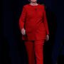 Hillary Clinton is nagy rajongója a nadrágkosztümöknek. Ebben a piros Ralph Lauren együttesben a Hofstra Egyetemen jelent meg még szeptemberben.


