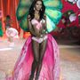 Jasmine Tookes ezzel a hatalmas lilion formájú ernyővel sétált végig először a Victoria's Secret kifutóján 2012-ben.

