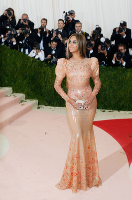 Kevesen tudnák úgy viselni ezt az állatnyomatos Givenchy ruhát, mint Nicki Minaj.


