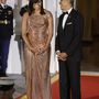 Michelle Obama ebben az arany Atelier Versace estélyiben fogadta a Fehér Házban az olasz elnököt, Matteo Renzit és feleségét, Agnese Landinit.


