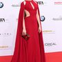 Pelerines Reem Acra ruha Diane Krugeren egy berlini filmes díjátadón.


