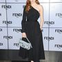A 19 éves brit színésznő, Ellie Bamber stílusosan Fendi ruhában ülte végig a Fendi bemutatóját Milánóban.

