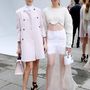 Elena Perminova és Chiara Ferragni csatos Dior cipőben a párizsi divathéten. 

