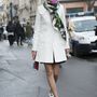 Giovanna Battaglia fehér kabáttal és mintás sállal viselte a kényelmes és elegáns Prada cipőt.