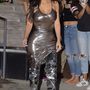 Kim Kardashian a biztonság kedvéért egy ezüst ruhával vette fel az ezüst csizmát.


