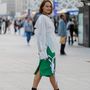Daria Shapovalova zöld szoknyát és fehér blúzt választott a Miu Miu balerinához Szöulban.