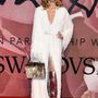Whinnie Williams a londoni Fashion Awardson villantott ezüst csizmát.


