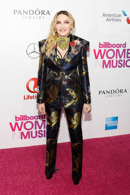 A 24 éves brit énekesnő, Charli XCX Vivienne Westwood kollekciójából választotta ki ezt a mustárárnyalatú nadrágot és inget, amit egy platform lakkcipővel és kristályokkal kirakott chocker nyaklánccal tett még feltűnőbbé.