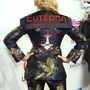 Így festett Madonna zakója hátulról.