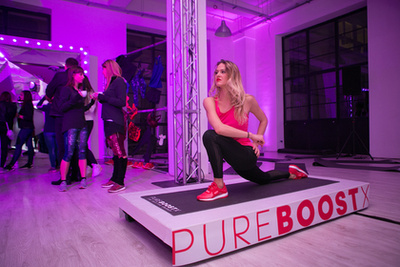 A PureBOOST X egy szembetűnő újítást is tartalmaz: a cipőtalp középen ívesen elválik a cipőtesttől, újszerű élményt biztosítva ezzel viselőjének.