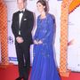 Katalin hercegné 35 ezer font, 12.9 millió forint értékben csomagolt be ruhát az indiai és bhutáni turnéra. A hozzáértő szemek szerint ez a királykék Jenny Packham ruha körülbelül 3500 fontba, 1.2 millió forintba fájt a királyi családnak.
