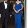 Roland Mouret 2016-os Resort kollekciójából való ez a királykék ruha, amit az idei SportsAid Ball rendezvényen viselt a hercegné.  A vállvillantós egyrészes 2095 fontba, kb. 774 ezer forintba kerül a márkánál.

