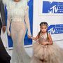 A kislányon látható dizájnerr tüllruha 11 dollárjába, kb.3 millió forintjába fájt az Beyoncénak.