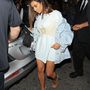 Állítólag Kardashian hozta divatba a póló fölé felvett fűzőt. Köszönjük!