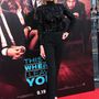 Fekete Atelier Versace szerelésben vett részt az Itthon, édes otthon hollywoodi premierjén.
