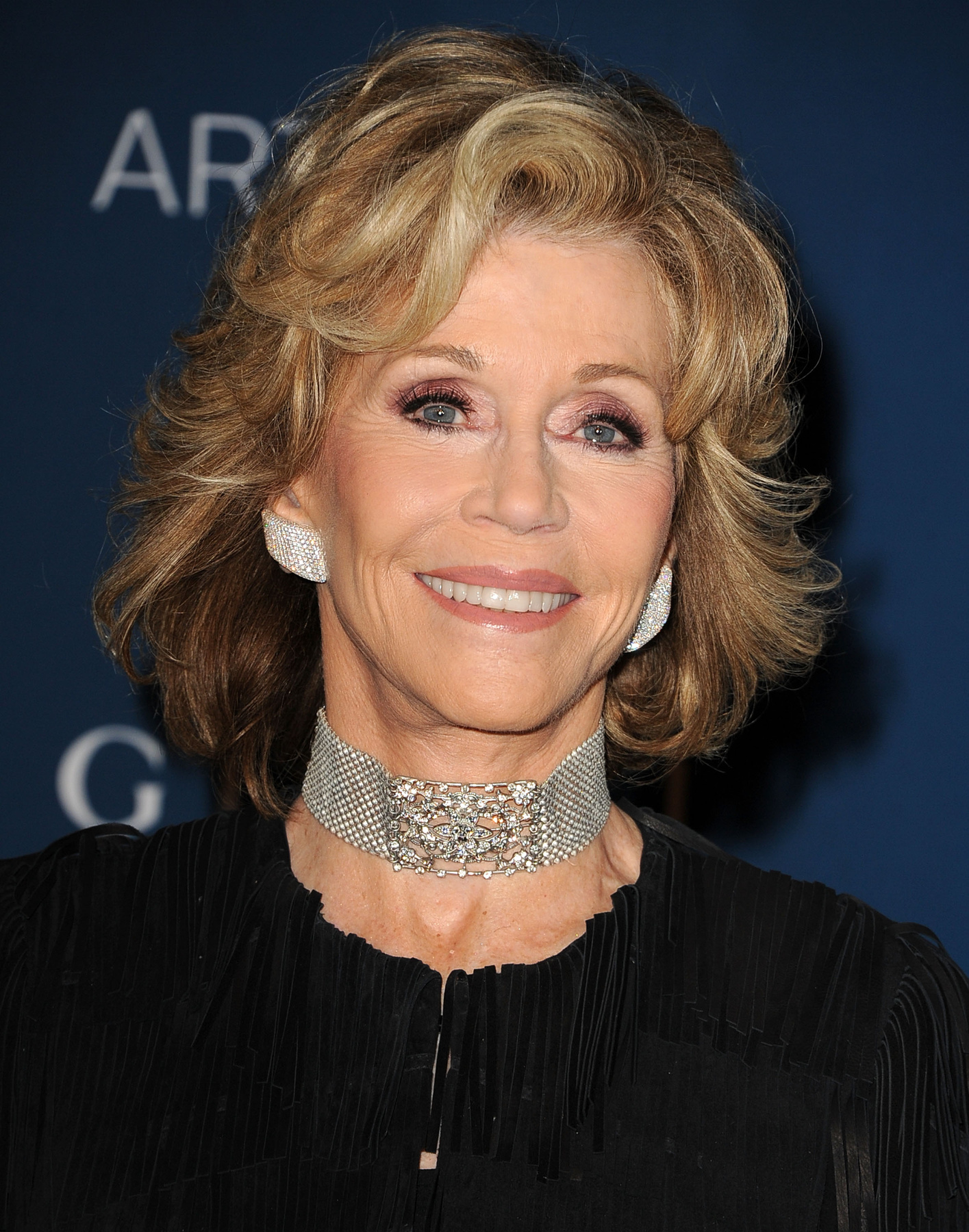 Jane Fonda jól láthatóan oda van a gyémántokért.