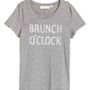 2990 forint a szürke 'Brunch O'Clock' feliratos póló a H&M-ben.