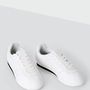 A Pull & Bearben 8995 forintot kérnek egy pár fehér cipőért.