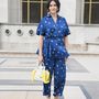 A Grazia magazin főszerkesztője, Alison Tay sárga Fendi táskával kombinálta a Whistles által tervezett kék pizsamaruhát a párizsi haute couture héten.

