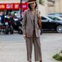 Yoyo Cao is a 80-as évek stílusa szerint öltözött fel a párizsi divathéten.

