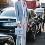 Pasztell kék nadrágkosztüm nyakkendővel Veronika Heilbrunneren a párizsi Chanel shown.  


