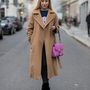 Sonia Lyson egy rózsaszín Gucci táskával dobta fel a klasszikus Max Mara kabátot Berlinben.


