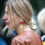 A 80-as évek hangulatát idézte ez a piros kővel kombinált arany fülbevaló, amit Ece Sukan viselt Párizsban.


