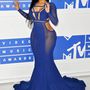 Szépen kiemelte Nicki Minaj csípőjét és idomait ez a VMA-n viselt kék Bao Tranchi ruha.
