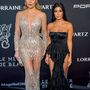 Khloe és Kourtney Kardashian az Angel Ball gálán. Khloe Kardashianen egyébként egész jól mutatott a Yousef Al-Jasmi által tervezett csillogó pucérruha.

