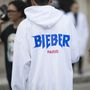 Bieber feliratos kapucnis pulóver Párizsban.
