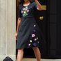 Londoni látogatása során a brit tervező, Christopher Kane kollekciójából választott ruhát. Michelle Obama egyébként ebben a virágos darabban találkozott David Cameron miniszterelnökkel  is 2015 júniusában.


