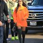 Kourtney Kardashian a legújabb trendek szerint, túlméretezett pulóverrel hordja a sötétzöld csizmát.


