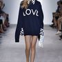 Love feliratos pulóver Michael Kors kollekciójában.