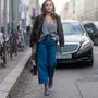 A hamburgi blogger-modell, Sofia Tsakiridou is bő nadrágra cserélte le az elegáns szoknyát a szezonban.


