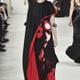 Shepard Fairey féle arccal díszített couture ruha a belga divatház kollekciójában.