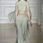 A bő nadrágok is megjelentek az olasz divatház haute couture kollekciójában.