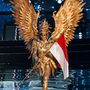 Miss Indonézia mintha a feltámadó Főnix-madárként vonulna. 