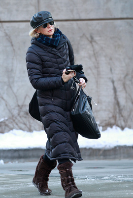 Madonna a londoni tél ellen is nagykabáttal és meleg nadrággal védekezik.
.