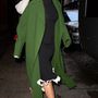 Rita Ora egy bő kabátot kapott fel a kis fekete ruha és a nyárias szandál fölé tavaly decemberben New Yorkban.