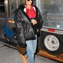 Rihanna bélelt bőrkabátban és bakancsban 2016 decemberében.