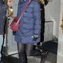 Katie Holmes szőrmegalléros pufidzsekiben és fülmelegítővel New Yorkban.

