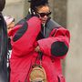 Túlméretezett piros dzseki és kisméretű Louis Vuitton hátizsák Rihannán New Yorkban.