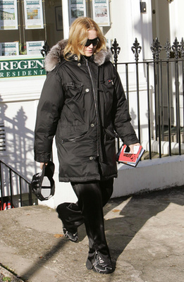 Madonna a londoni tél ellen is nagykabáttal és meleg nadrággal védekezik.
.