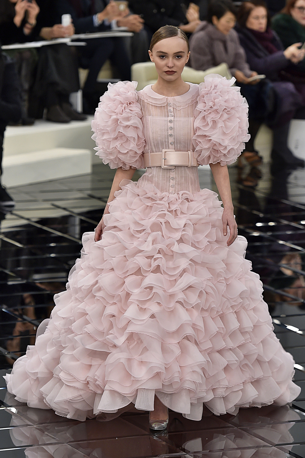 Rózsaszín ruha, fodrok, puffos ujjak és öves megoldás a Chanelnél.