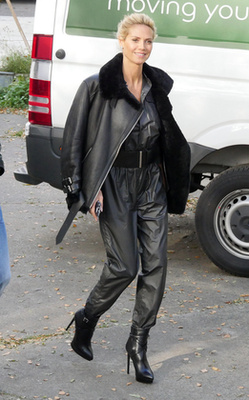 Dakota Johnson is az Acne kabátjában teszi meg azt a pár lépést a szállodától a taxiig.