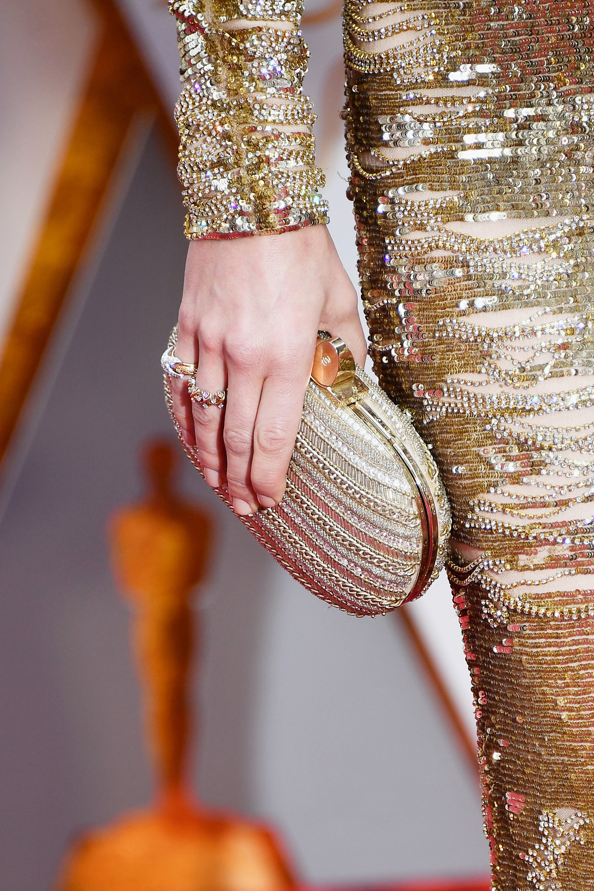 Pharell Williams zakóján a Chanel “Pluie de Camélia” fantázianéven futó bross látható, ami 18 karátos fehér arany, gyémánt és tenyésztett gyöngyök felhasználásával készült.