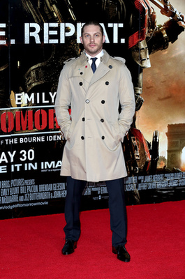 Tom Hardy a holnap határa című film londoni premierjére érkezett Burberry kabátban.